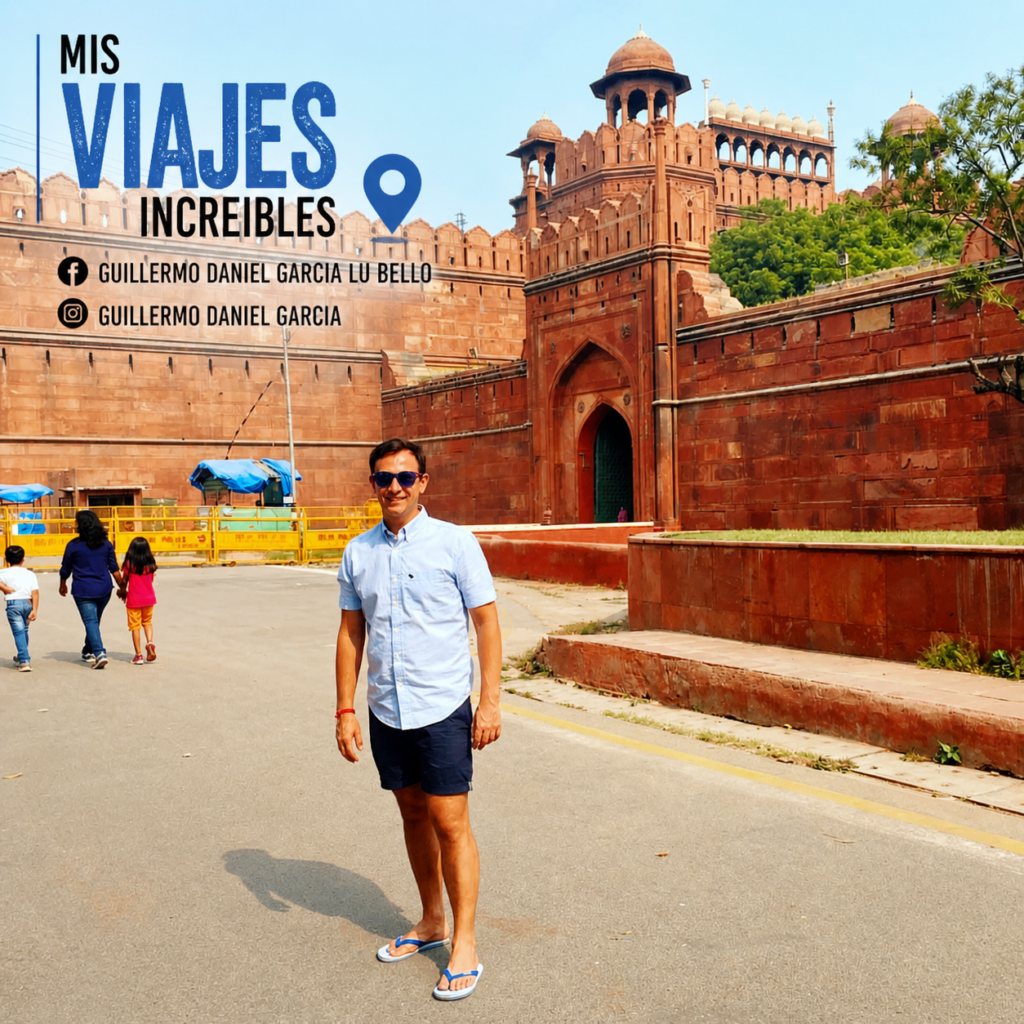 Guillermo Daniel García Lu Bello posando frente al Fuerte Rojo de New Delhi, India, en una imagen promocional de Mis Viajes Increíbles con datos de redes sociales.