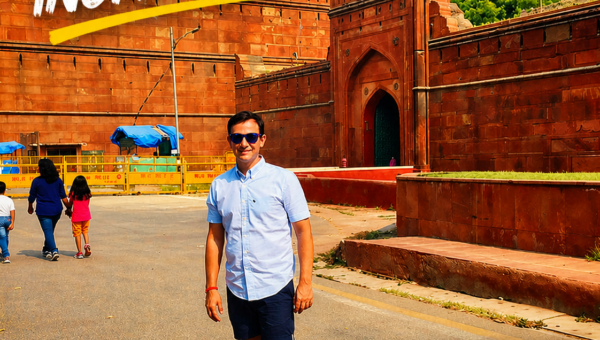 Guillermo Daniel García Lu Bello posando frente al Fuerte Rojo de New Delhi, India, en una imagen promocional de Mis Viajes Increíbles con datos de redes sociales.